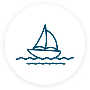 Icon: Segelboot auf Wellen in einem weißen Kreis.